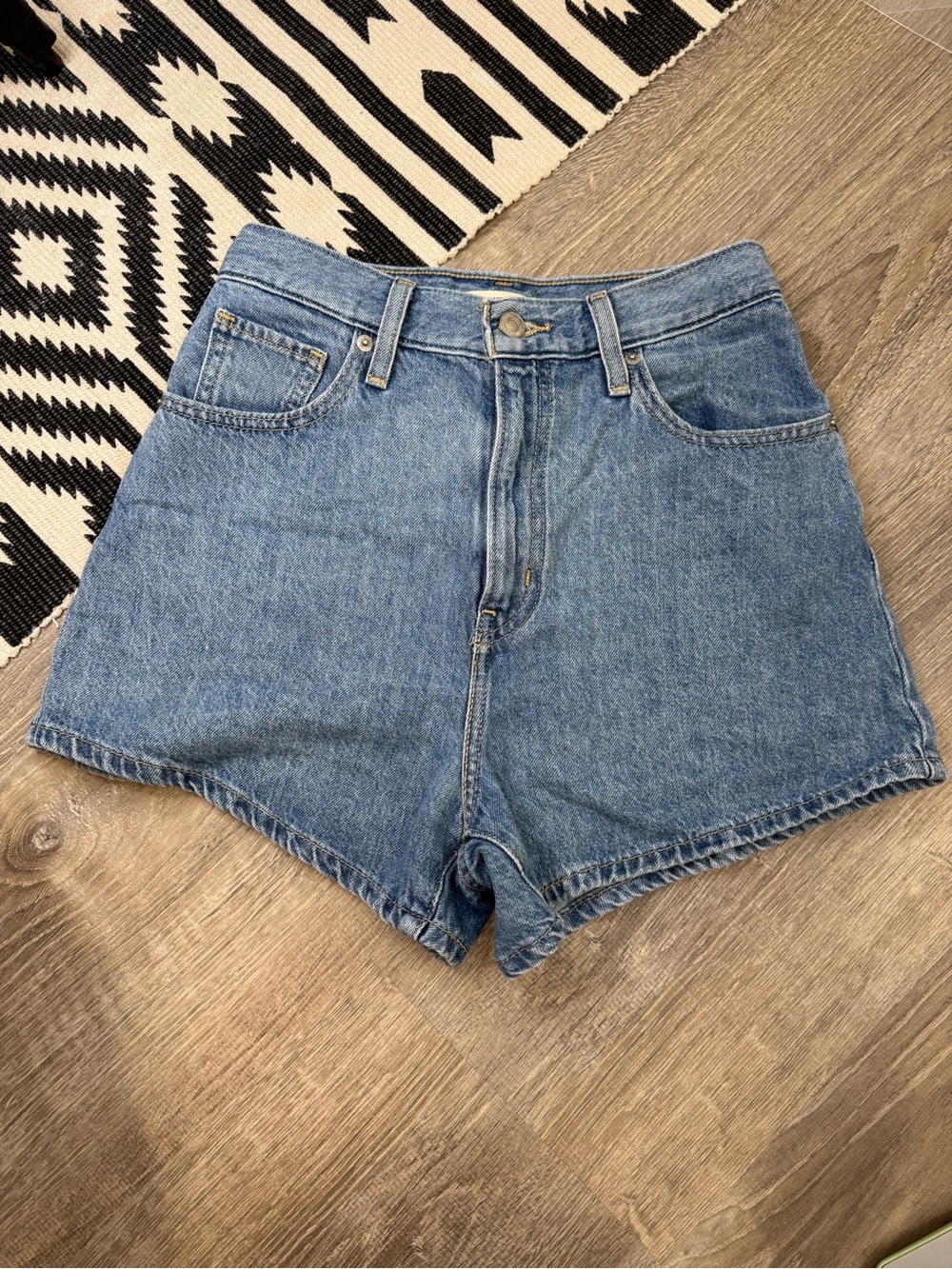 Levi’s High Waisted Mom Shorts Size 26